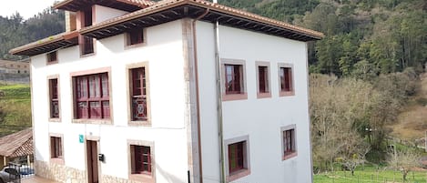 Vista frontal de la casa 