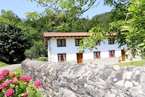 Property building,Facade/entrance,Garden,Garden view