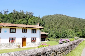 Property building,Facade/entrance,Garden,Garden view