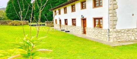 Property building,Facade/entrance,Garden,Garden view