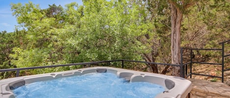Hot tub surrounded by the beautiful greenery of hill country