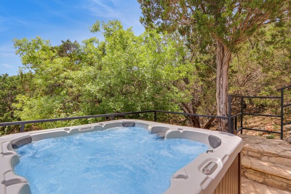 Hot tub surrounded by the beautiful greenery of hill country