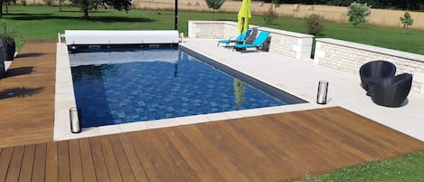 piscine chauffée au calme avec vue sur les champs et les bois.