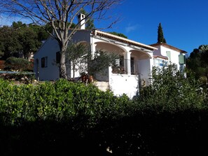 face sud, vue d'une partie du jardin, terrasse couverte