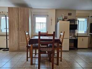 O2 Essbereich, Kühlschrank, Mikrowelle.