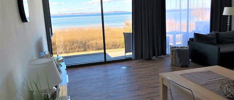Wohnzimmer und Balkon mit Blick auf die Ostsee