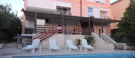 Villa mit Sicht auf s Pool und das Meer