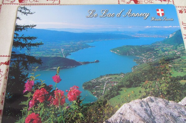 Vue sur le lac d'Annecy depuis le col de la Forclaz.