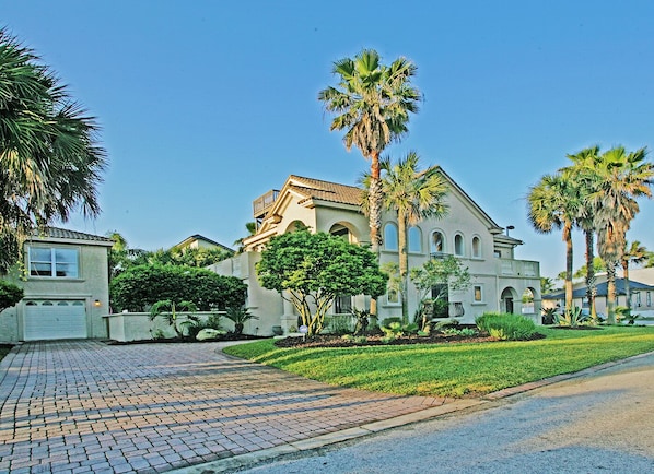 5000 SF Luxury Beach Home, across the street from the ocean