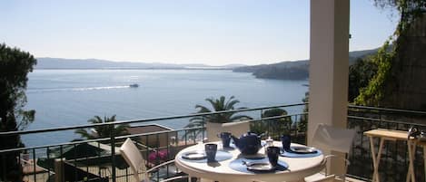 Terrazza con  vista e zona pranzo. Terrace view view and dining area