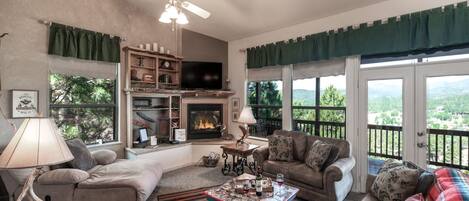 Welcome to Your Retreat - Offering glorious views of the Sierra Blanca mountains and woodlands from a pair of spacious decks, Robin's Nest is close to downtown Ruidoso, Alto and Grindstone Lakes, golf courses, and so much more.