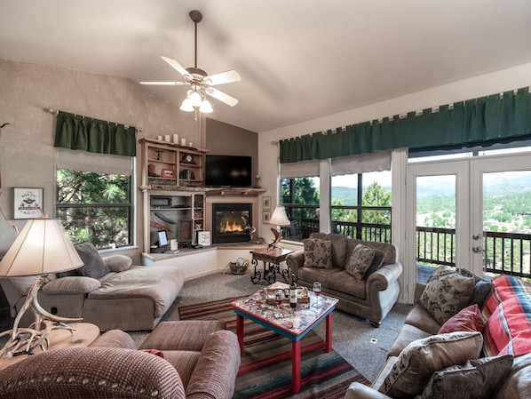 Welcome to Your Retreat - Offering glorious views of the Sierra Blanca mountains and woodlands from a pair of spacious decks, Robin's Nest is close to downtown Ruidoso, Alto and Grindstone Lakes, golf courses, and so much more.