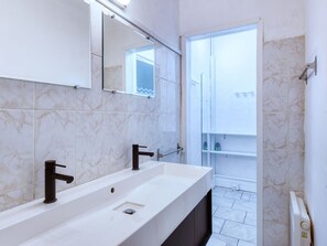 Tap, Plumbing Fixture, Building, Sink, Bathroom, Mirror, Flooring, Composite Material, Window