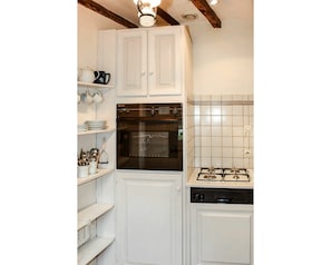 Cabinetry, Comptoir, BĂątiment, Evier, Cuisine, Appareil De Cuisine, CuisiniĂšre, Bois, Design IntĂ©rieur, Ăclairage