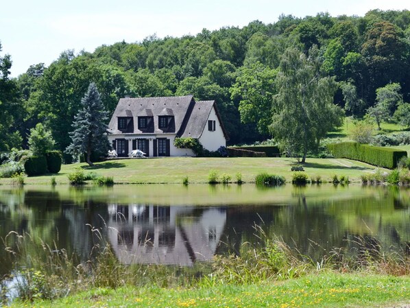Water, Plant, Building, Property, Sky, Green, Tree, Natural Environment, Natural Landscape, Land Lot