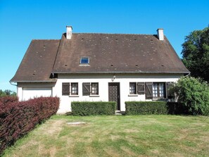 Sky, Building, Plant, Window, Property, Door, House, Land Lot, Grass, Cottage