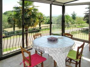 Plante, Meubles, Table, Propriété, Chaise, Ciel, Bâtiment, Arbre, Design Intérieur, Bois