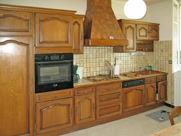Comptoir, Cabinetry, Propriété, Évier, Evier, Meubles, Robinet, Tiroir, Luminaire Plomberie, Bois