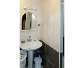 Spiegel, Sinken, Zapfhahn, Armatur, Eigentum, Bad Sink, Badezimmer, Lila, Gebäude, Interior Design