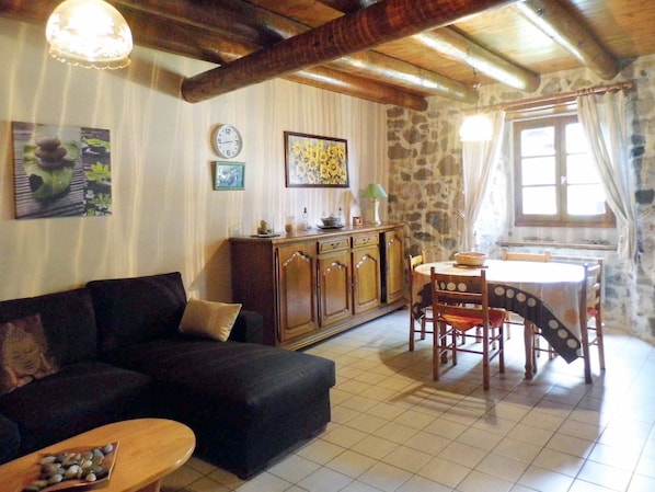 Möbel, Tabelle, Eigentum, Bilderrahmen, Fenster, Gebäude, Couch, Interior Design, Beleuchtung, Holz