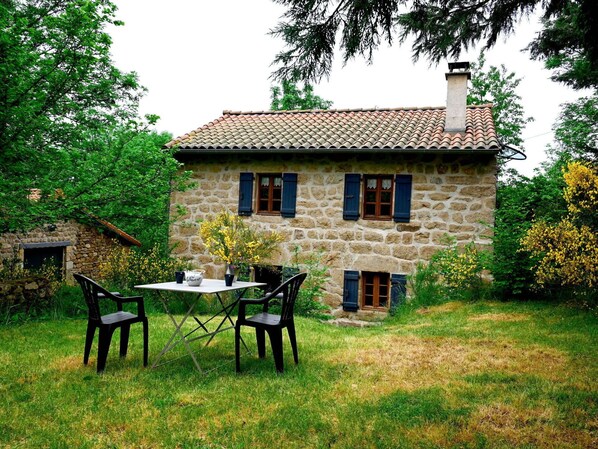 Plant, Building, Property, Window, Sky, Table, Tree, Natural Landscape, Land Lot, House