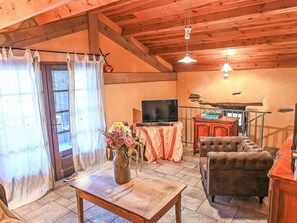 Table, Property, Furniture, Wood, Interior Design, Plant, Flooring, Floor, Living Room, Hardwood