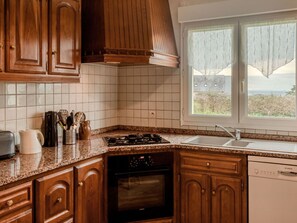 Marron, Cabinetry, Comptoir, Propriété, Bâtiment, Fenêtre, Cuisine, Bois, Cuisinière, Tiroir