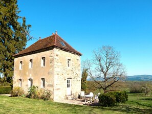 Himmel, Pflanze, Gebäude, Baum, Natürliche Landschaft, Fenster, Grundstueck, Gras, Landschaft, Wiese