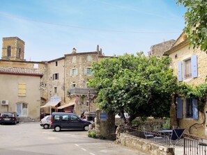 Ciel, Voiture, Fenêtre, Roue, Plante, Bâtiment, Propriété, Véhicule, Nuage