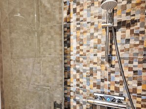 Luminaire Plomberie, Sol, Salle De Bains, Plomberie, Tuile, Matériau Naturel, Tete De Douche, Robinet, Douche