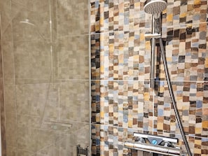 Luminaire Plomberie, Sol, Salle De Bains, Plomberie, Tuile, Matériau Naturel, Tete De Douche, Robinet, Douche