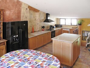 Zimmer, Möbel, Eigentum, Fussboden, Cabinetry, Interior Design, Countertop, Küche, Gebäude, Haus