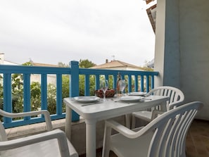 Table, Ciel, Meubles, Chaise, Bâtiment, Mobilier De Jardin, Nuage, Bois, Design Intérieur, Tableau De Plein Air