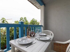 Table, Furniture, Tableware, Property, Chair, Building, Dishware, Sky, Wood, Plant