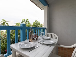 Table, Meubles, Vaisselle, Propriété, Chaise, Bâtiment, Vaisselle, Ciel, Bois, Plante