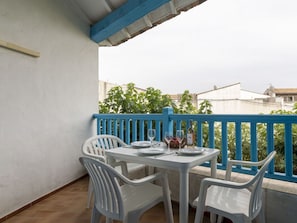 Table, Propriété, Bâtiment, Meubles, Ciel, Chaise, Vaisselle, Plante, Porche, Bois