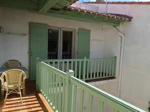 Eigentum, Geländer, Haus, Veranda, Balkon, Gebäude, Baluster, Grundeigentum, Treppe, Zuhause