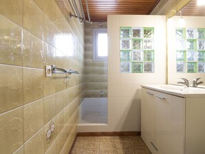 Armatur, Eigentum, Zapfhahn, Gebäude, Fenster, Badezimmer, Holz, Duschkopf, Interior Design, Dusche