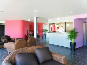 Wohnzimmer, Zimmer, Interior Design, Eigentum, Empfangshalle, Gebäude, Möbel, Decke, Haus, Grundeigentum