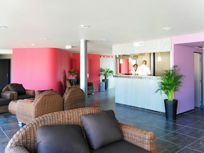 Wohnzimmer, Zimmer, Interior Design, Eigentum, Empfangshalle, Gebäude, Möbel, Decke, Haus, Grundeigentum