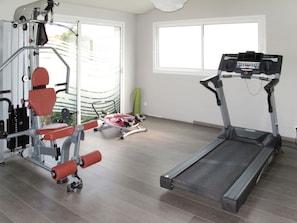 Trainingsgerät, Fenster, Trainingsgeräte, Gebäude, Fitnessstudio, Interior Design, Fussboden, Flooring