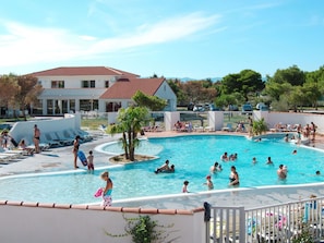 Bâtiment, Nuage, Ciel, Plante, Jour, Propriété, Fenêtre, L'Eau, Piscine, Bleu Azur