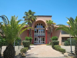 Plante, Bâtiment, Ciel, Porte, Arbre, Arecales, Fenêtre, Zone Résidentielle, Façade, Maison