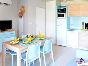 Pièce, Cuisine, Meubles, Comptoir, Turquoise, Jaune, Propriété, Cabinetry, Design Intérieur, Aqua