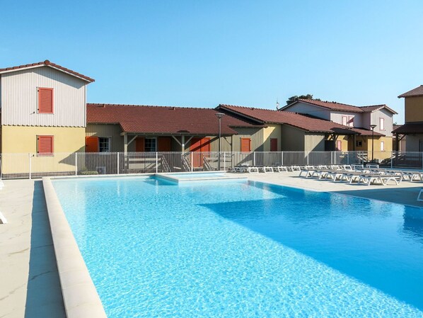 Water, Sky, Building, Property, Window, Swimming Pool, Blue, Azure, Plant, House