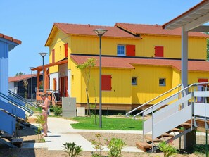 Bâtiment, Plante, Propriété, Fenêtre, Ciel, Porte, Ombre, Chalet, Lot Terre, Quartier