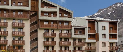 Ciel, Bâtiment, Nuage, Plante, Fleur, Jour, Propriété, Fenêtre, Montagne, Design Urbain