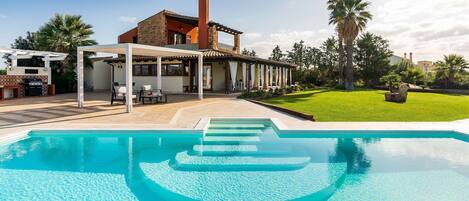 Villa panoramica con piscina