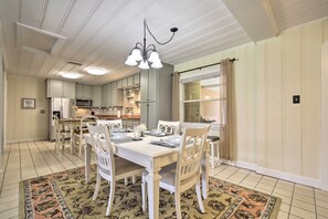 Dining Area | Dishes & Flatware Provided