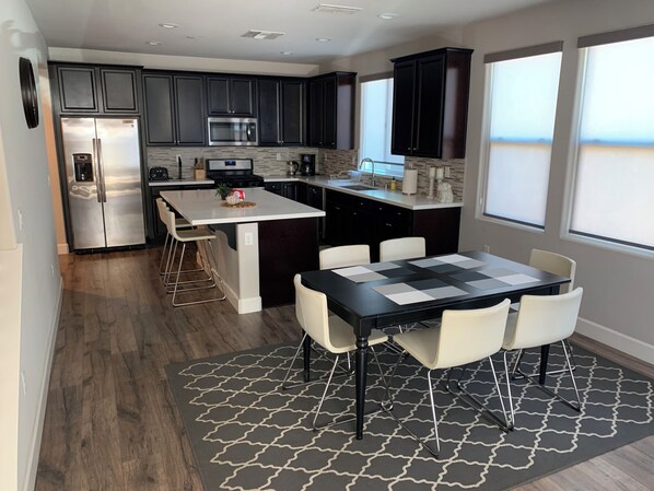 Fully stocked kitchen, dining table for 6. Two barstools.